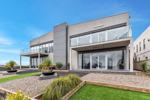 KENNEDY EXECUTIVE TOWNHOUSE - Accommodation Main Beach 15