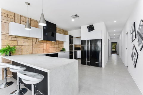 KENNEDY EXECUTIVE TOWNHOUSE - Accommodation Main Beach 6