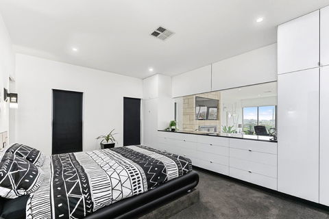 KENNEDY EXECUTIVE TOWNHOUSE - Accommodation Main Beach 11