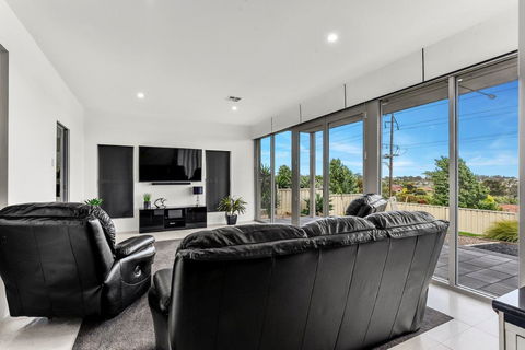 KENNEDY EXECUTIVE TOWNHOUSE - Accommodation Main Beach 14