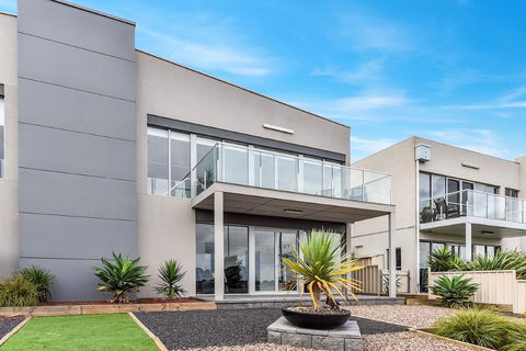 KENNEDY EXECUTIVE TOWNHOUSE - Accommodation Main Beach 17