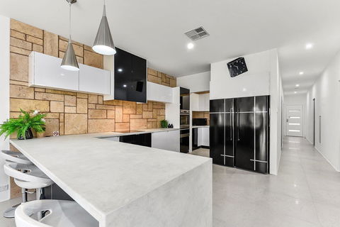 KENNEDY EXECUTIVE TOWNHOUSE - Accommodation Main Beach 12