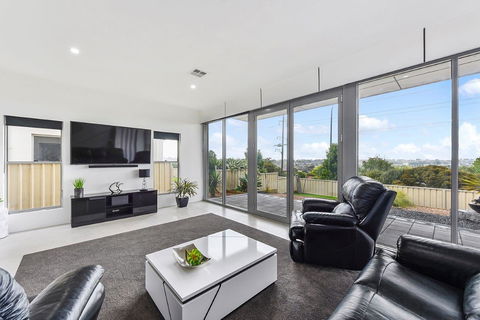 KENNEDY EXECUTIVE TOWNHOUSE - Accommodation Main Beach 18