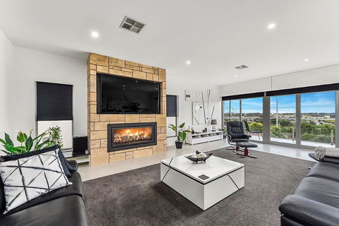 KENNEDY EXECUTIVE TOWNHOUSE - Accommodation Main Beach 0