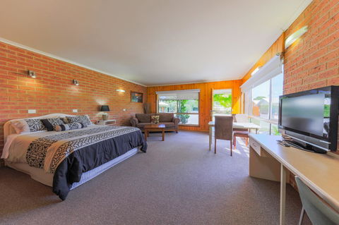 Country Roads Motor Inn Naracoorte - Accommodation Main Beach 3