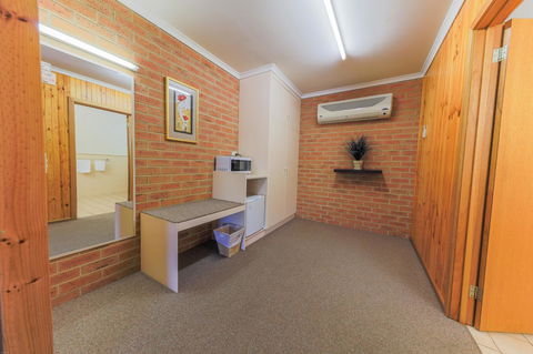 Country Roads Motor Inn Naracoorte - Accommodation Main Beach 5