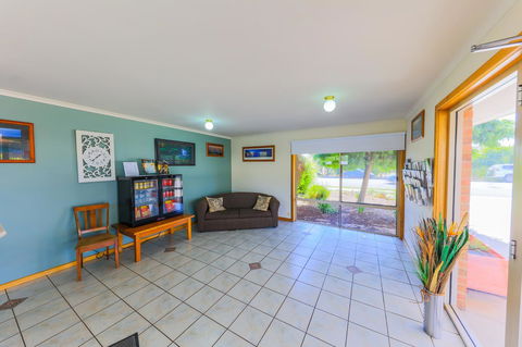 Country Roads Motor Inn Naracoorte - Accommodation Main Beach 37