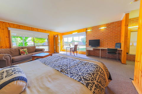 Country Roads Motor Inn Naracoorte - Accommodation Main Beach 0