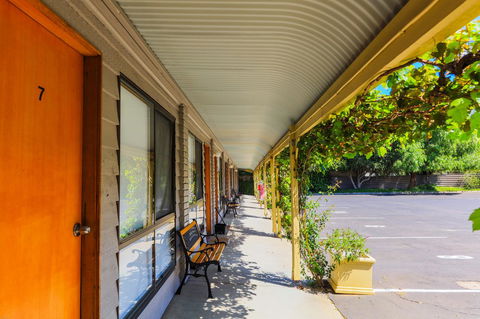 Country Roads Motor Inn Naracoorte - Accommodation Main Beach 27