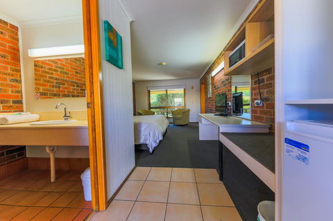Country Roads Motor Inn Naracoorte - Accommodation Main Beach 12
