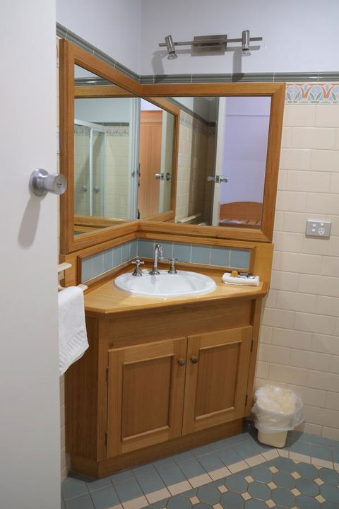 Berri Hotel - Accommodation Main Beach 30
