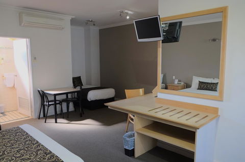 Berri Hotel - Accommodation Main Beach 24