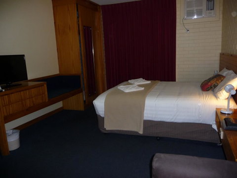The Wine Vine Hotel - Accommodation Main Beach 4