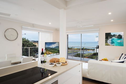 Stylish 3 Bedroom Beachview Apartment - Accommodation Main Beach 5