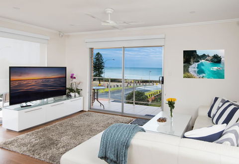 Stylish 3 Bedroom Beachview Apartment - Accommodation Main Beach 0