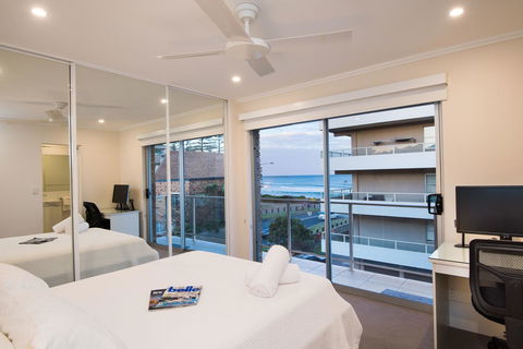 Stylish 3 Bedroom Beachview Apartment - Accommodation Main Beach 1
