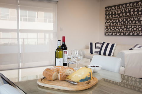 Stylish 3 Bedroom Beachview Apartment - Accommodation Main Beach 9