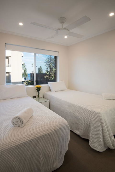 Stylish 3 Bedroom Beachview Apartment - Accommodation Main Beach 11
