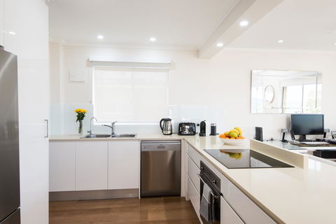 Stylish 3 Bedroom Beachview Apartment - Accommodation Main Beach 6