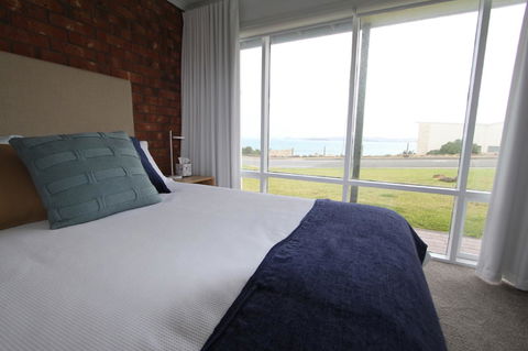 Southern Sands\' Beachfront Apartment - Accommodation Main Beach 12