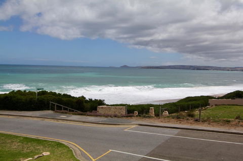 Southern Sands\' Beachfront Apartment - Accommodation Main Beach 0