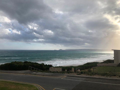 Southern Sands\' Beachfront Apartment - Accommodation Main Beach 17