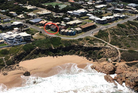 Southern Sands\' Beachfront Apartment - Accommodation Main Beach 15