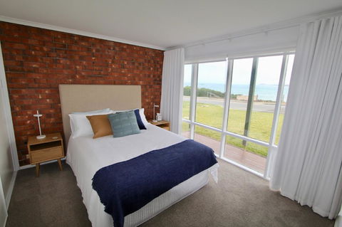 Southern Sands\' Beachfront Apartment - Accommodation Main Beach 13