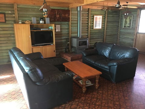Shangri La Moonta Bay - Accommodation Main Beach 8