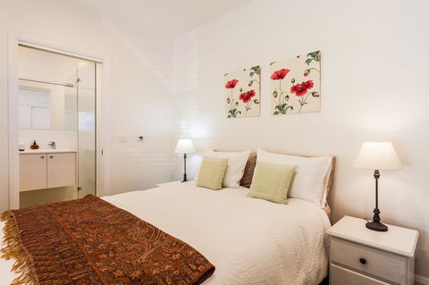The Folly - Accommodation Main Beach 5