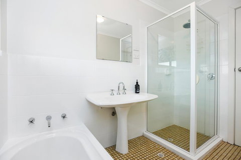 Red Door - Accommodation Main Beach 6