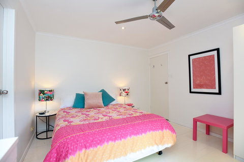 Red Door - Accommodation Main Beach 9