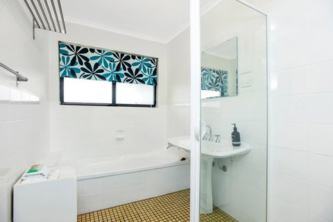 Red Door - Accommodation Main Beach 7