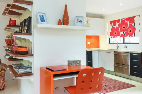 Red Door - Accommodation Main Beach 3