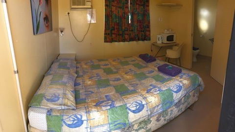 A1Cabins - Accommodation Main Beach 5