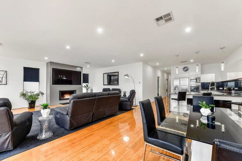 BENGALEE EXECUTIVE TOWNHOUSE- MODERN & STYLISH - Accommodation Main Beach 3