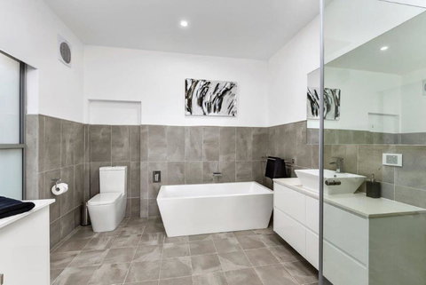 BENGALEE EXECUTIVE TOWNHOUSE- MODERN & STYLISH - Accommodation Main Beach 8