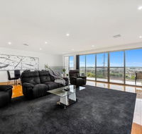BENGALEE EXECUTIVE TOWNHOUSE- MODERN  STYLISH - Accommodation Main Beach