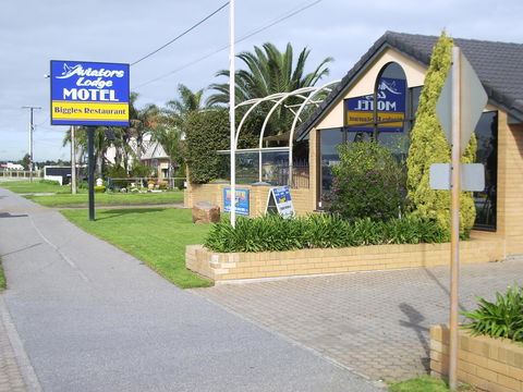 Aviators Lodge - Accommodation Main Beach 0