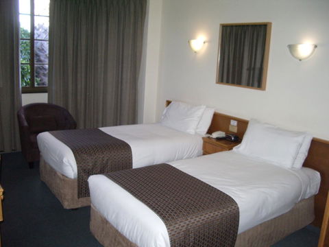 Aviators Lodge - Accommodation Main Beach 5