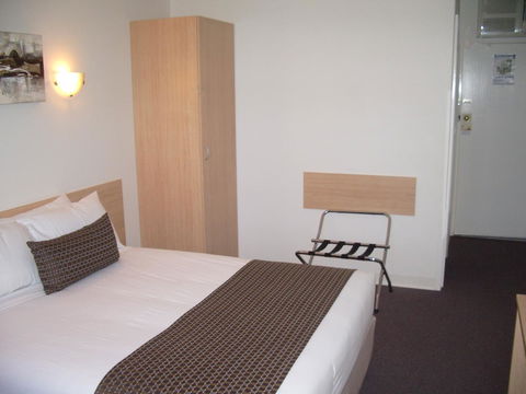 Aviators Lodge - Accommodation Main Beach 21
