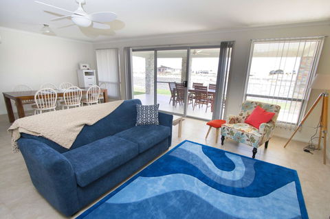 Brock's Base - Accommodation Main Beach 8
