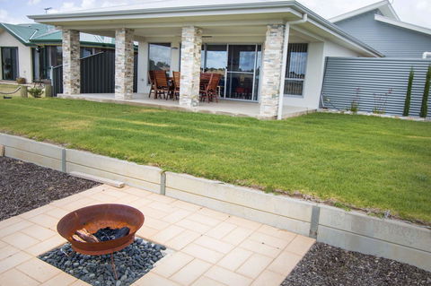 Brock's Base - Accommodation Main Beach 5