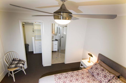 Brock's Base - Accommodation Main Beach 10