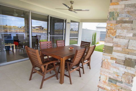 Brock's Base - Accommodation Main Beach 2
