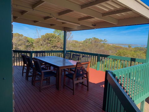 Seacroft - Accommodation Main Beach 2
