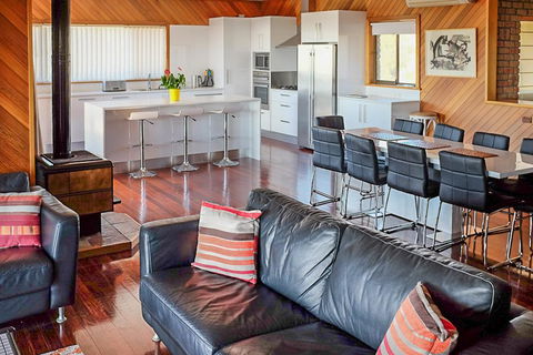 Seacroft - Accommodation Main Beach 5