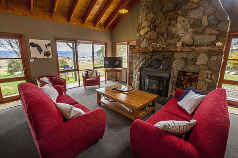 Eagles Range - Accommodation Main Beach 4