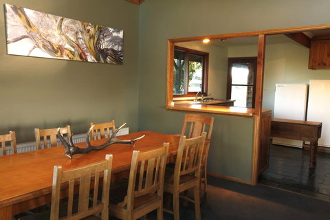 Eagles Range - Accommodation Main Beach 6