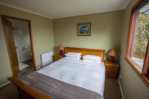 Eagles Range - Accommodation Main Beach 9